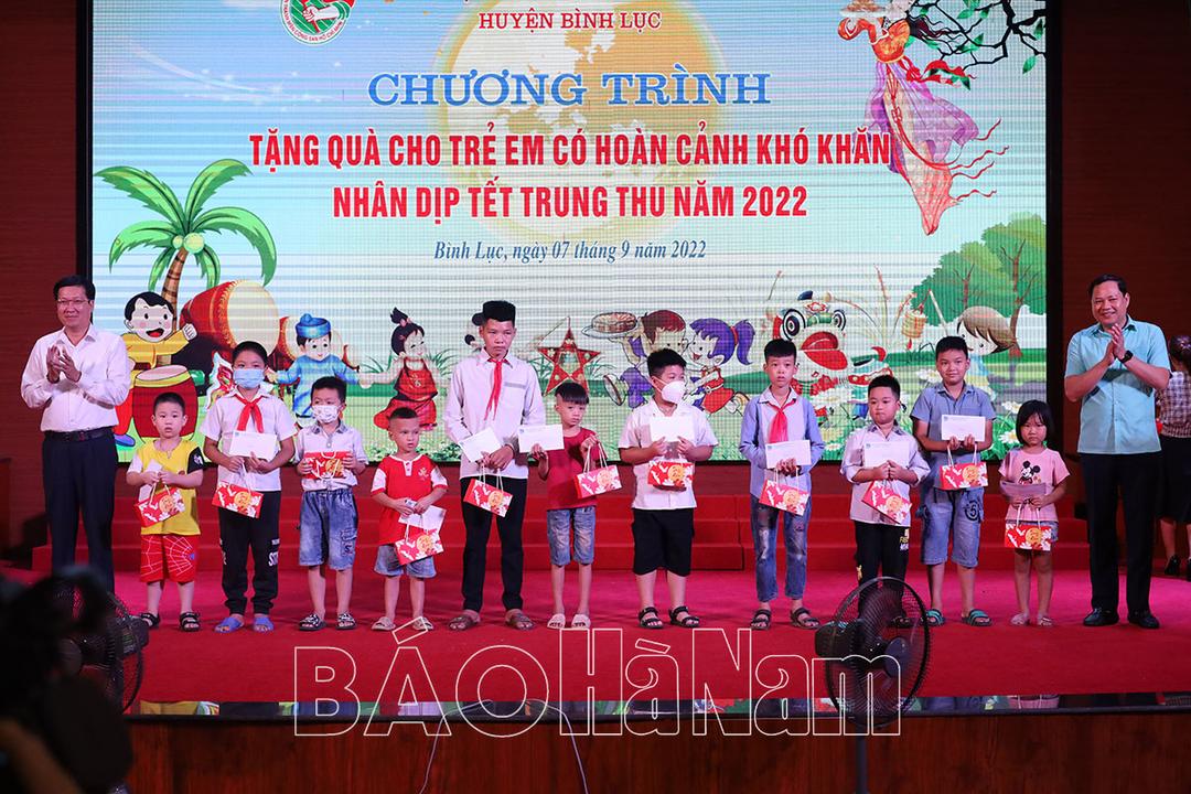 Huyện đoàn - Nhà Thiếu nhi huyện Bình Lục tặng quà trung thu cho trẻ em có hoàn cảnh khó khăn