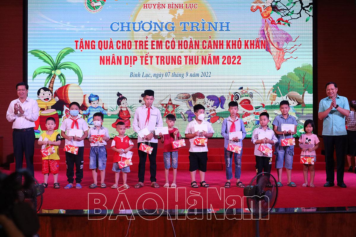 Huyện đoàn - Nhà Thiếu nhi huyện Bình Lục tặng quà trung thu cho trẻ em có hoàn cảnh khó khăn