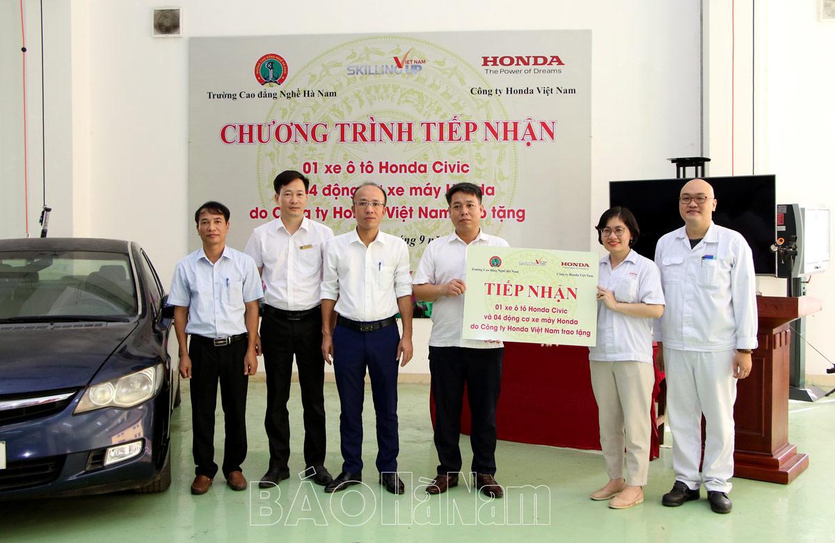 Trường Cao đẳng Nghề Hà Nam tiếp nhận xe ô tô và động cơ xe máy do doanh nghiệp trao tặng