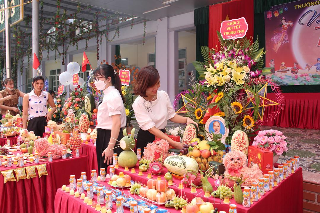 Trao tặng 130 suất quà cho học sinh Trường Tiểu học Liêm Chính dịp Tết Trung thu
