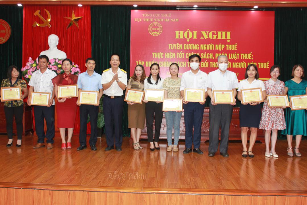 Tuyên dương các tổ chức thực hiện tốt chính sách, pháp luật Thuế năm 2021