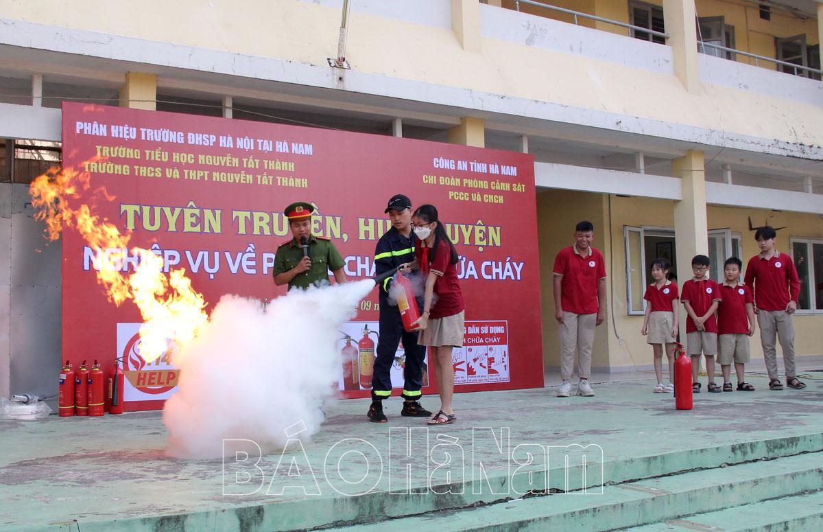 Học sinh, giáo viên Trường Nguyễn Tất Thành được tập huấn kỹ năng phòng cháy chữa cháy