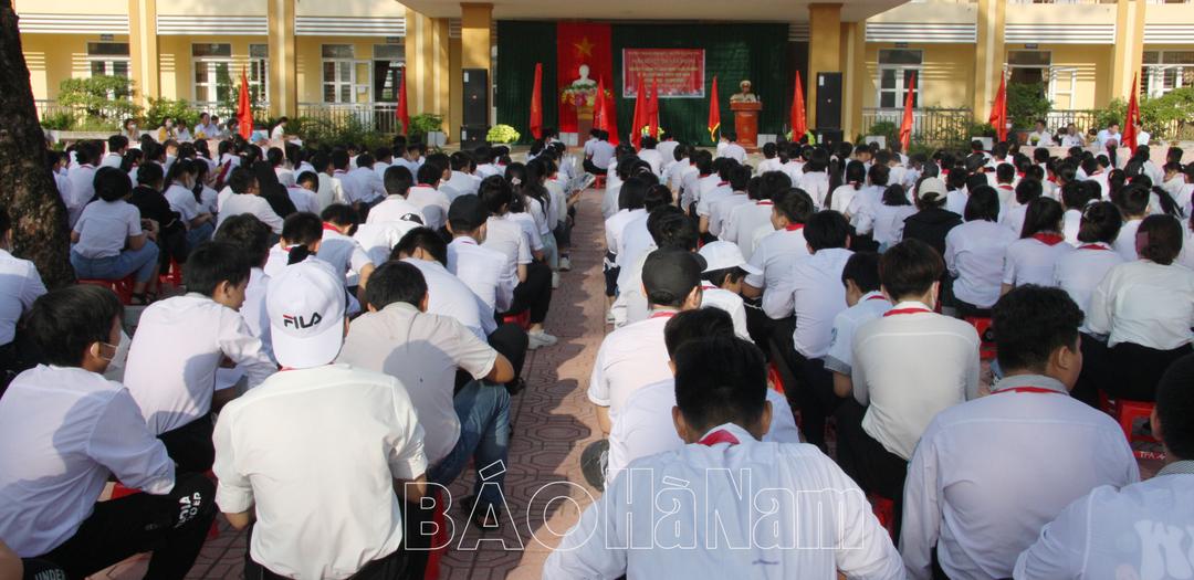 Nói chuyện truyền thống QĐND Việt Nam tại Trường THCS Đồng Hóa