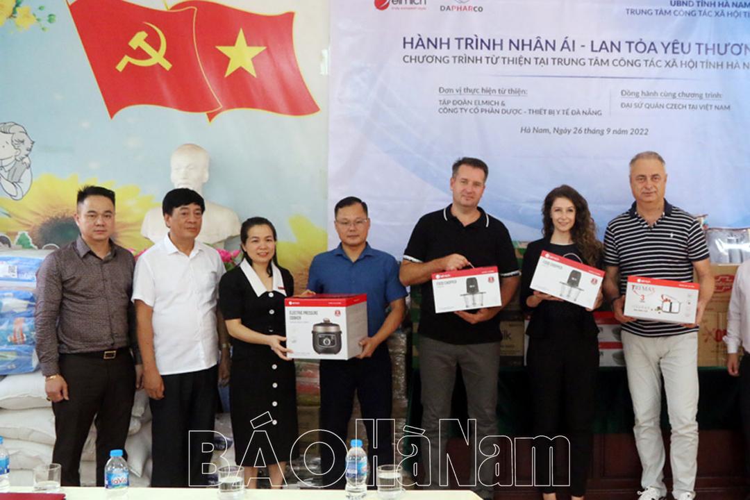 Công ty Cổ phần Megram tặng quà Trung tâm Công tác xã hội tỉnh