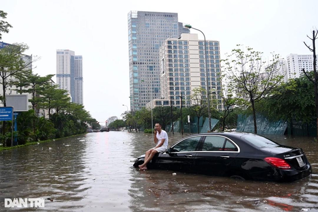 Chủ xe ô tô cần làm gì trong mưa bão?