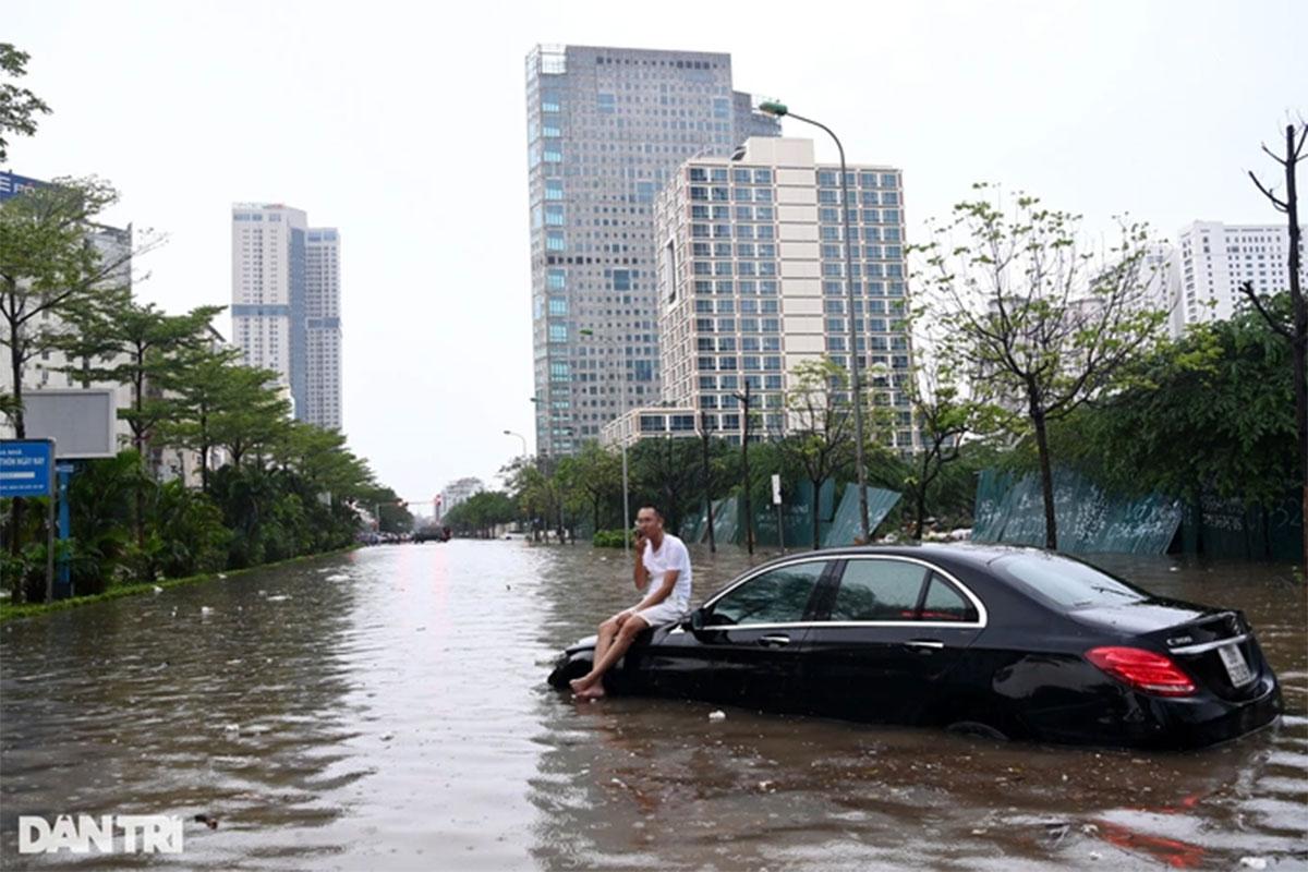 Chủ xe ô tô cần làm gì trong mưa bão?