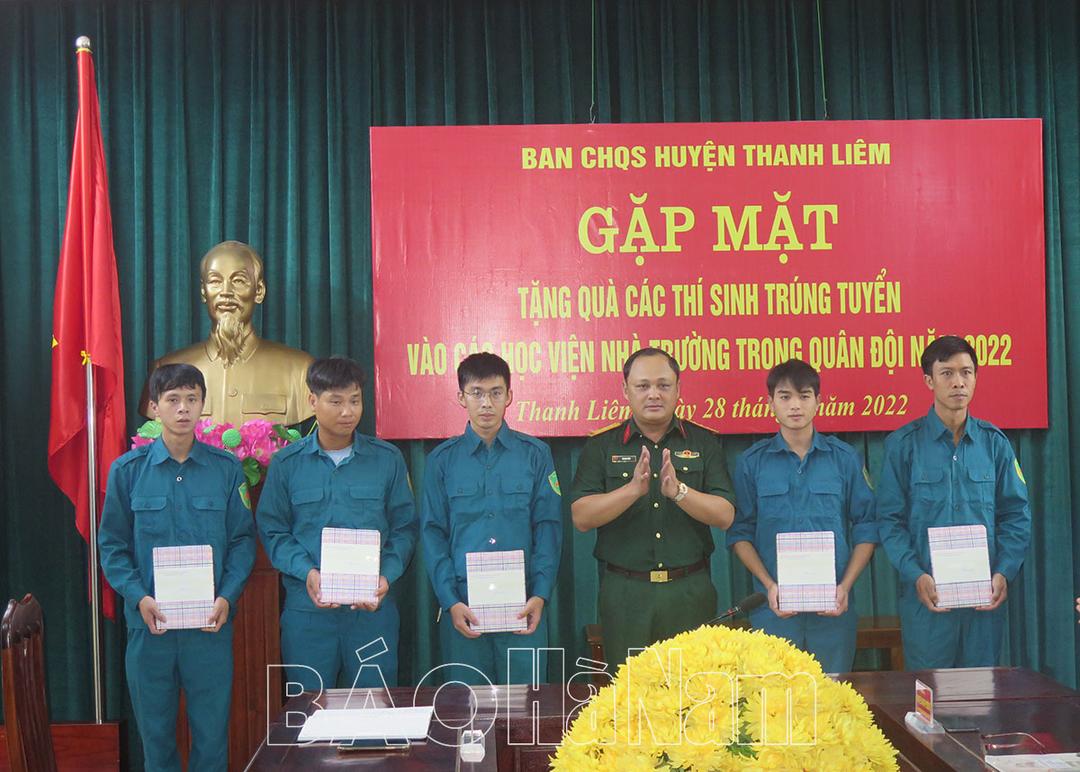 Ban CHQS huyện Thanh Liêm gặp mặt, tặng quà thí sinh trúng tuyển vào các trường học trong quân đội