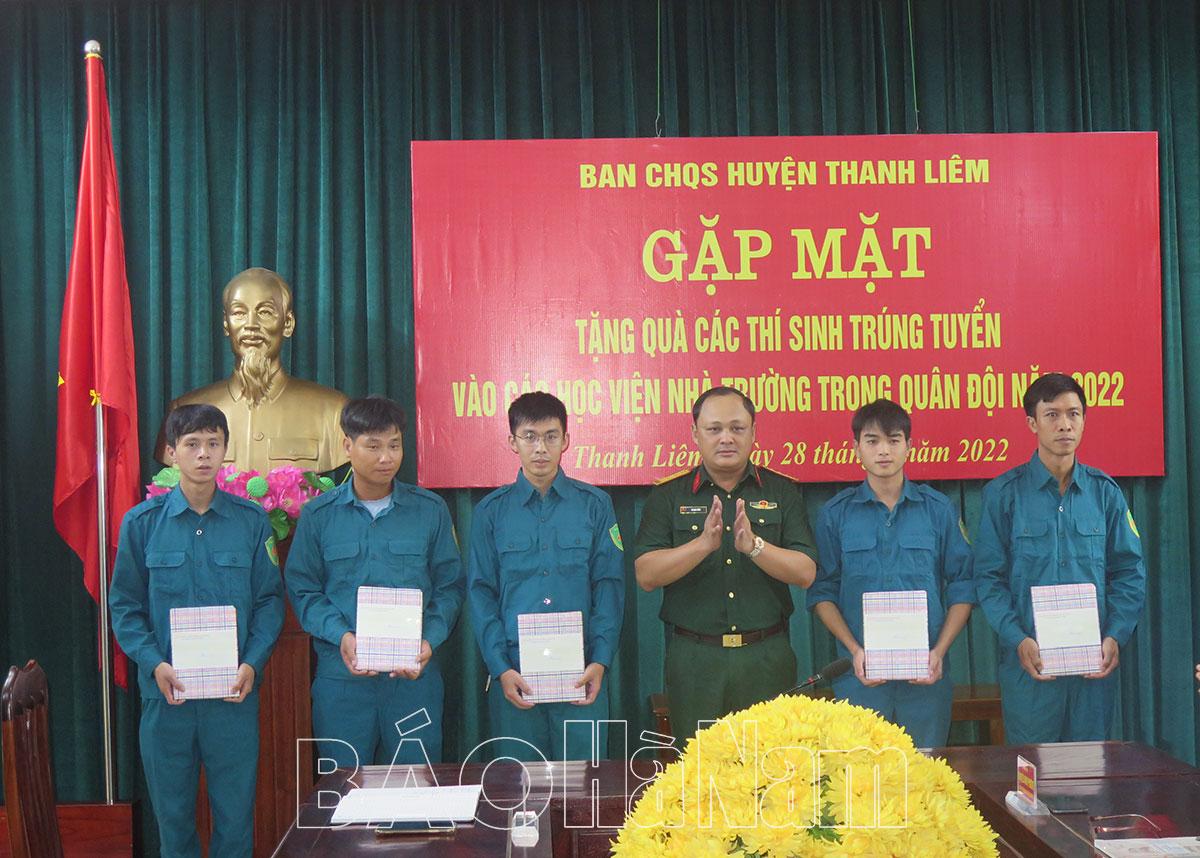 Ban CHQS huyện Thanh Liêm gặp mặt, tặng quà thí sinh trúng tuyển vào các trường học trong quân đội