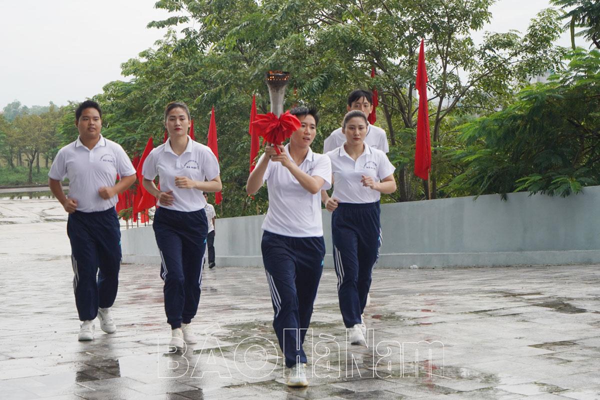 Lễ rước đuốc phục vụ khai mạc Đại hội TDTT tỉnh Hà Nam lần thứ VI, năm 2022