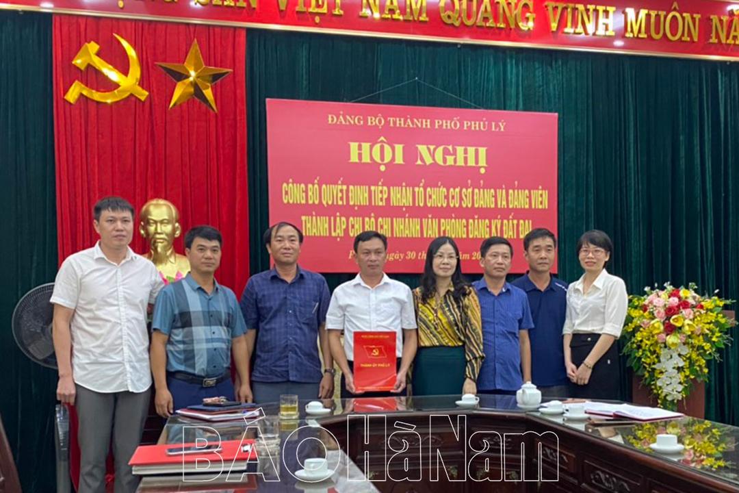 Thành ủy Phủ Lý công bố Quyết định thành lập Chi bộ Chi nhánh Văn phòng đăng ký đất đai thành phố