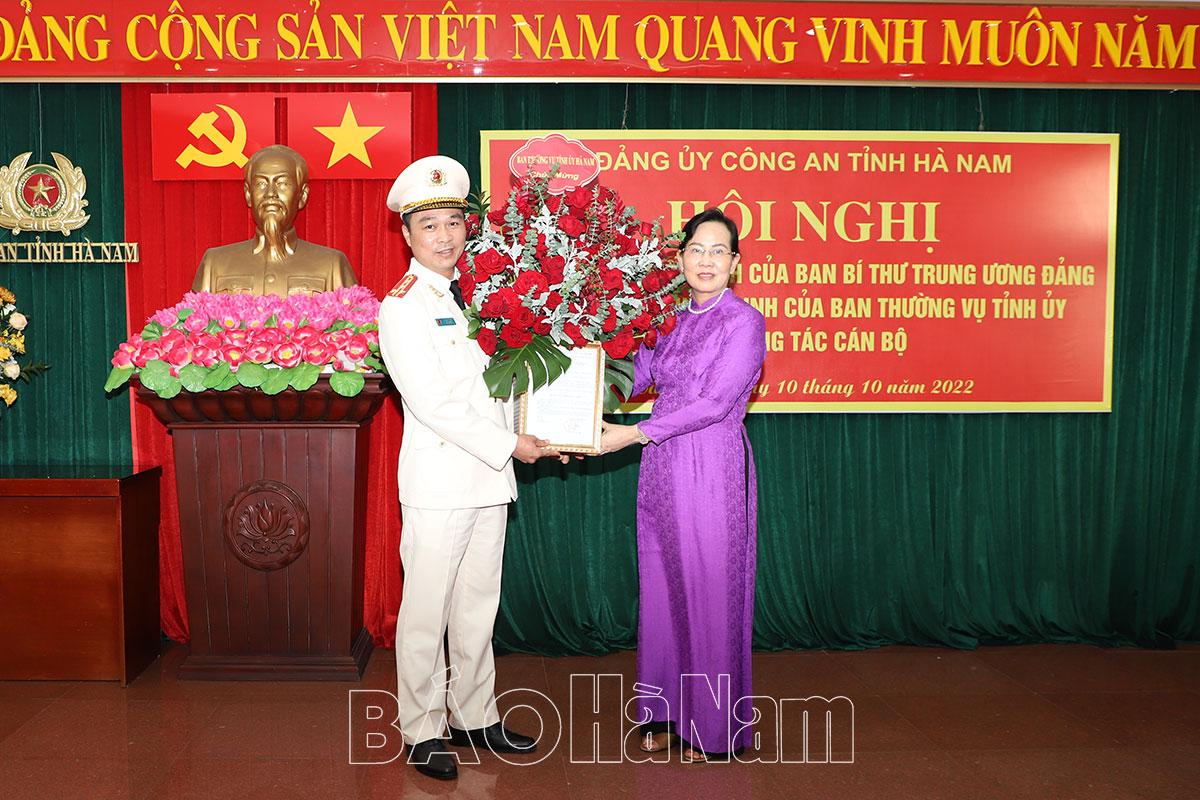 Đảng ủy Công an tỉnh Hà Nam thông báo Quyết định của Ban Bí thư Trung ương Đảng và công bố Quyết định của Ban Thường vụ Tỉnh ủy về công tác cán bộ