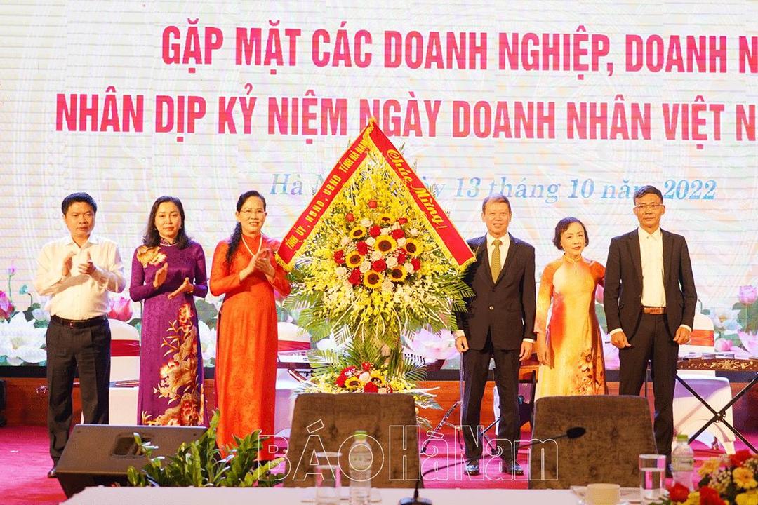 Thường trực Tỉnh ủy gặp mặt doanh nghiệp nhân Ngày Doanh nhân Việt Nam