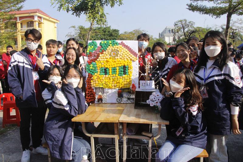 Trường THPT B Phủ Lý: Tổ chức Hội thi “Làm hoa, đồ dùng, thiệp chúc mừng từ phế liệu”