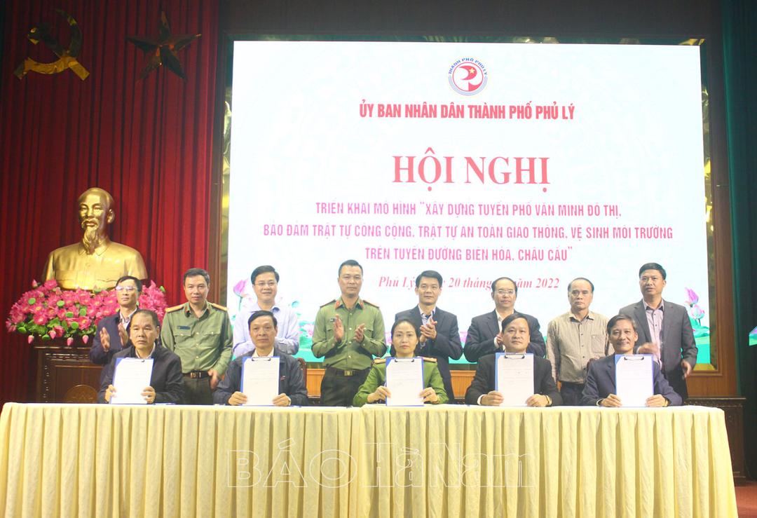 Thành phố Phủ Lý triển khai mô hình “Xây dựng tuyến phố văn minh đô thị, bảo đảm trật tự công cộng, trật tự an toàn giao thông, vệ sinh môi trường trên tuyến đường Biên Hòa, Châu Cầu