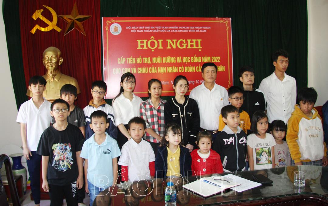 Hội NNCĐDC/dioxin tỉnh cấp tiền hỗ trợ học bổng, nuôi dưỡng cho con, cháu nạn nhân dacam/dioxin có hoàn cảnh khó khăn