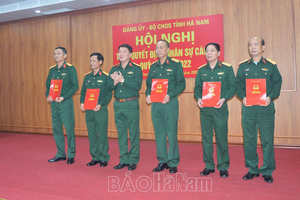 Đảng ủy Bộ CHQS tỉnh công bố, trao các quyết định của Bộ Quốc phòng và Quân khu về công tác cán bộ