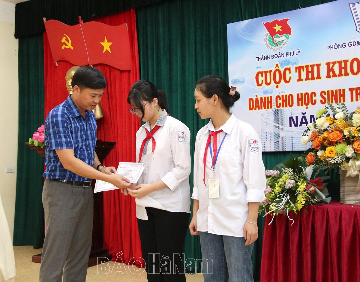 Dự án “Thiết bị đa năng hỗ trợ người khiếm thị" của Trường THCS Châu Sơn đoạt giải Nhất cuộc thi KHKT cấp thành phố