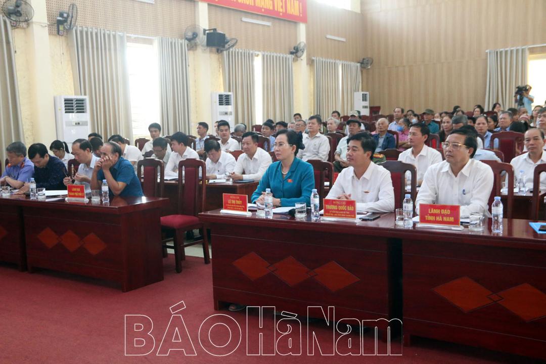 Đồng chí Bí thư Tỉnh ủy, Chủ tịch HĐND tỉnh Lê Thị Thủy tiếp xúc cử tri xã Liêm Chung trước kỳ họp thường lệ cuối năm