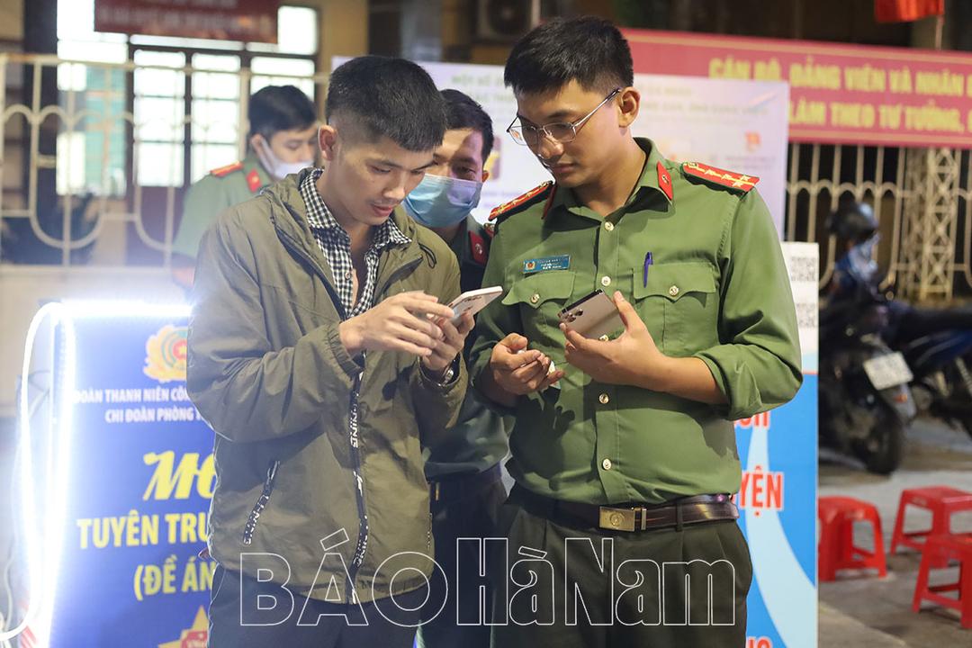 Hỗ trợ người dân cài đặt ứng dụng định danh điện tử VNeID tại phố đi bộ