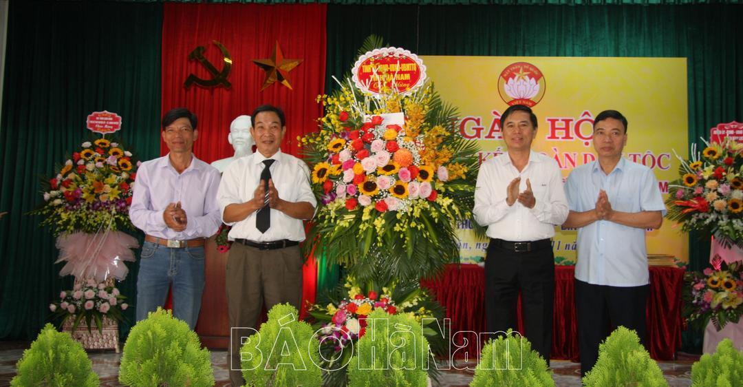 Phó Chủ tịch UBND tỉnh Trần Xuân Dưỡng dự Ngày hội Đại đoàn kết toàn dân tộc thôn 3 xã Vũ  Bản