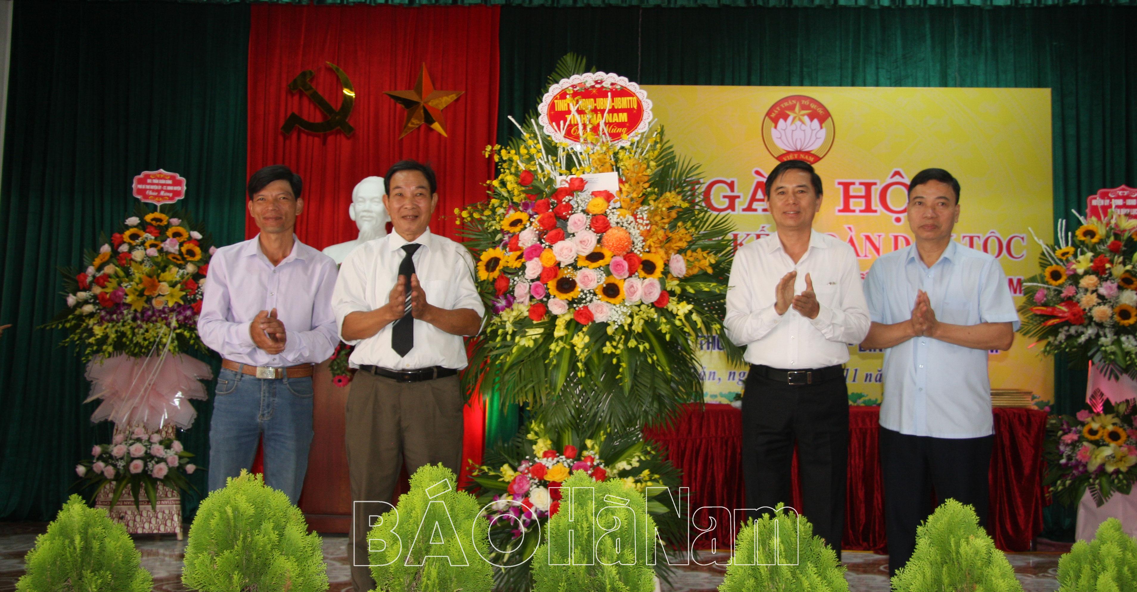 Phó Chủ tịch UBND tỉnh Trần Xuân Dưỡng dự Ngày hội Đại đoàn kết toàn dân tộc thôn 3 xã Vũ  Bản