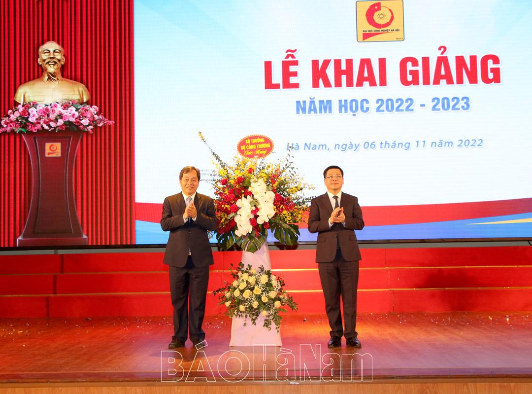 Bộ trưởng Bộ Công thương Nguyễn Hồng Diên dự khai giảng năm học mới của Trường Đại học Công nghiệp Hà Nội cơ sở Hà Nam