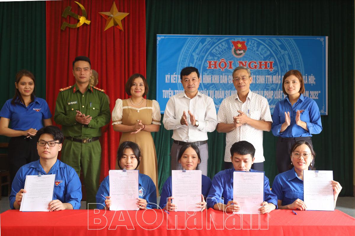 Ký kết xây dựng mô hình Khu dân cư không phát sinh thanh thiếu niên mắc TNXH tại tổ dân phố Trung Thượng, phường Châu Giang