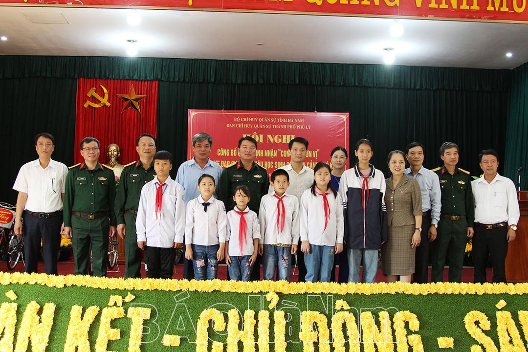 Ban CHQS thành phố Phủ Lý: Công bố Quyết định nhận “Con nuôi đơn vị” và tặng xe đạp cho học sinh có hoàn cảnh khó khăn