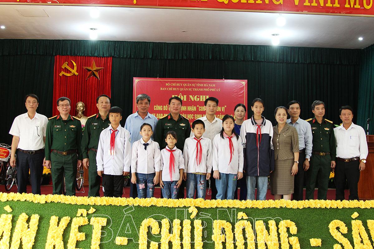 Ban CHQS thành phố Phủ Lý: Công bố Quyết định nhận “Con nuôi đơn vị” và tặng xe đạp cho học sinh có hoàn cảnh khó khăn