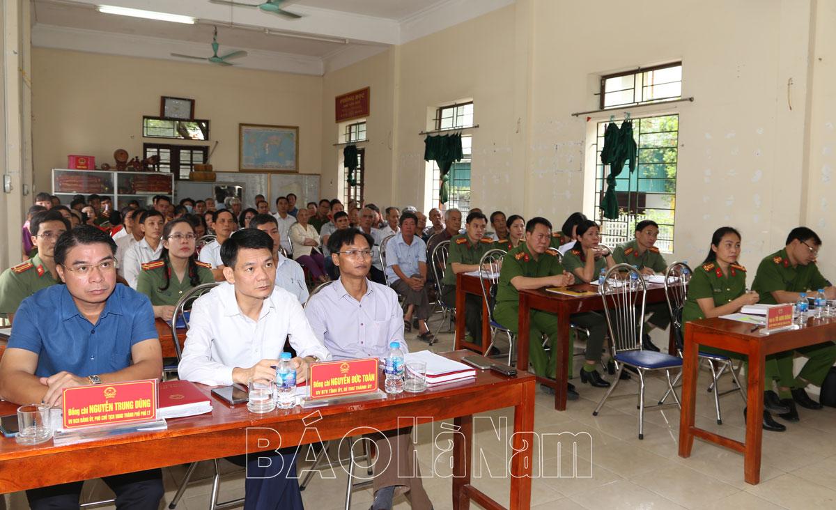 Công an phường Lam Hạ lấy ý kiến đóng góp của nhân dân đối với cảnh sát khu vực