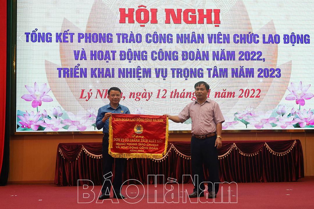 LĐLĐ huyện Lý Nhân được LĐLĐ tỉnh tặng Cờ đơn vị xuất sắc năm 2022