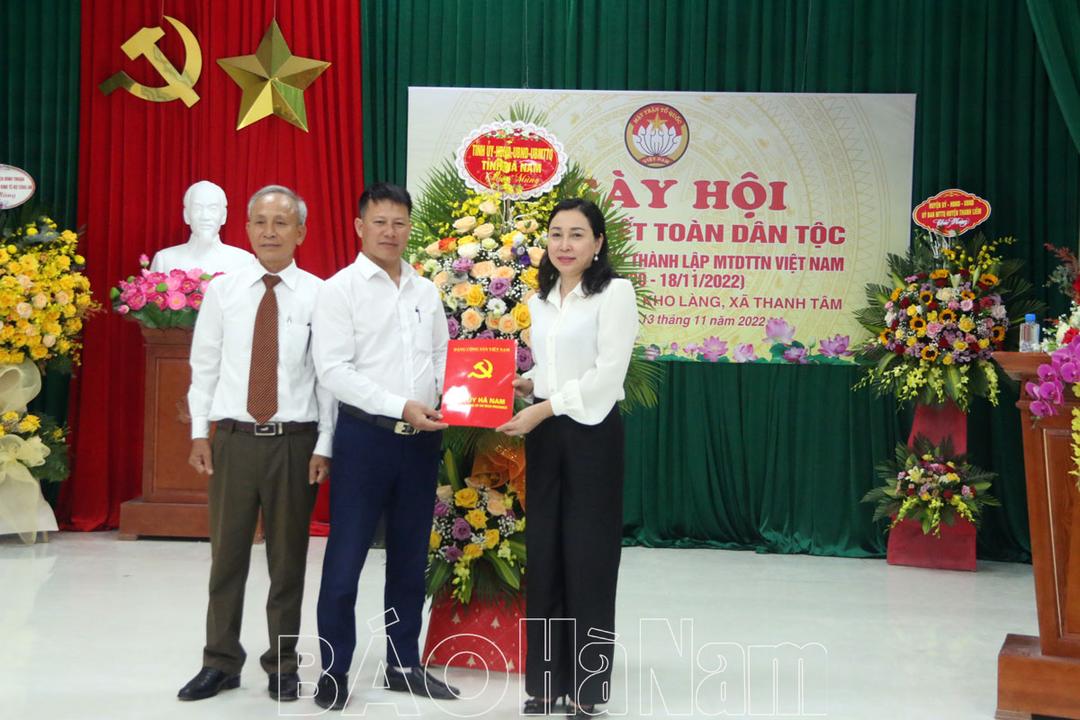 Đồng chí Phó Bí thư Thường trực Tỉnh ủy Đinh Thị Lụa dự Ngày hội Đại đoàn kết tại thôn Chè Kho Làng, xã Thanh Tâm
