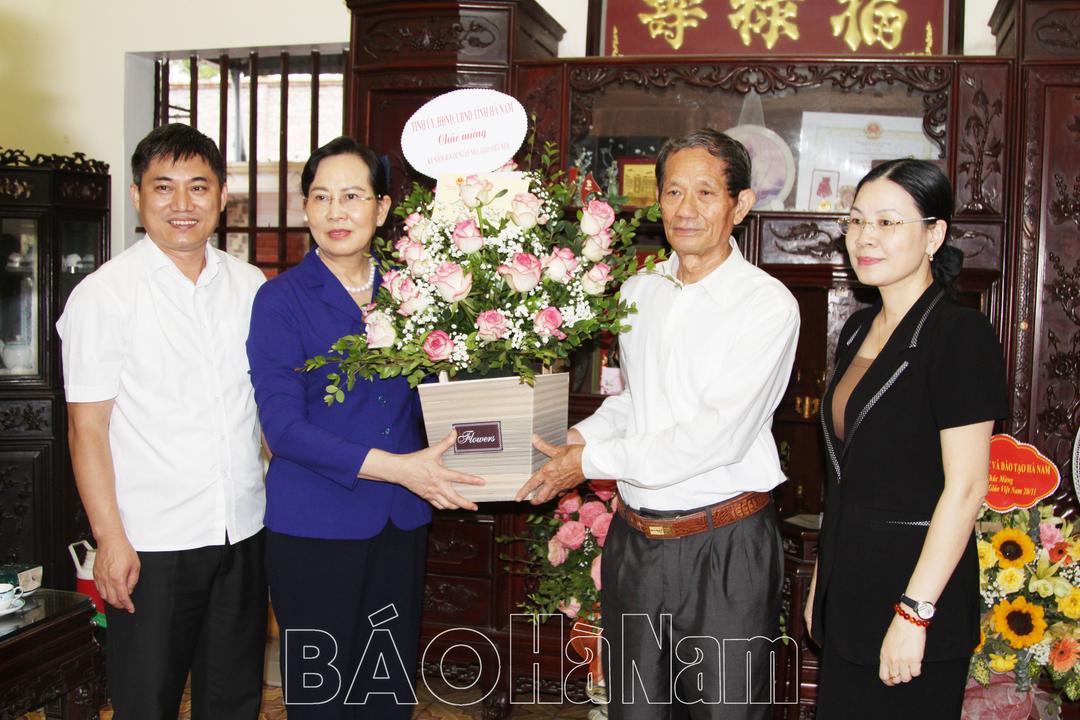 Đồng chí Bí thư Tỉnh uỷ Lê Thị Thủy thăm, chúc mừng gia đình Nhà giáo Nhân dân, Nhà giáo Ưu tú đã nghỉ hưu