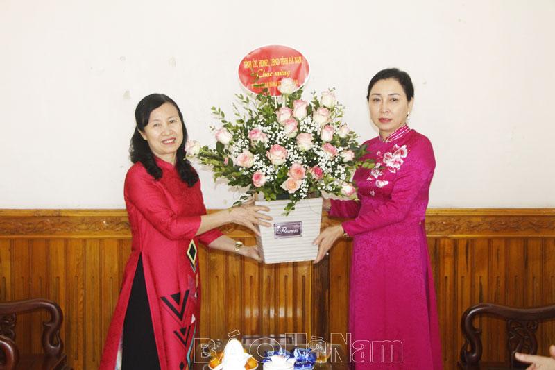 Đồng chí Phó Bí thư Thường trực Tỉnh ủy Đinh Thị Lụa thăm, chúc mừng các Nhà giáo ưu tú nhân kỉ niệm Ngày Nhà giáo Việt Nam