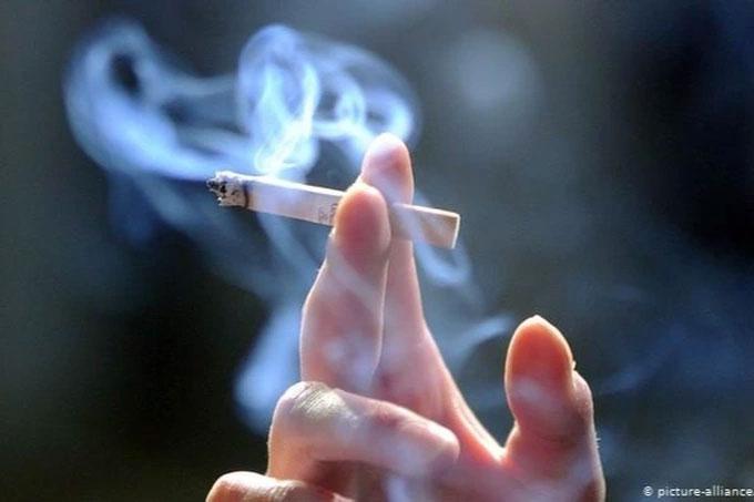 Thuốc lá khiến đàn ông "thiệt đủ đường" so với phụ nữ bằng tuổi