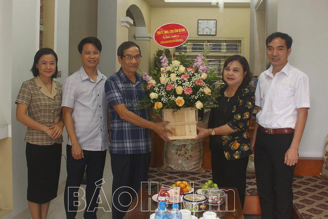 Lãnh đạo tỉnh thăm, chúc mừng các nhà giáo ưu tú nhân Ngày Nhà giáo Việt Nam