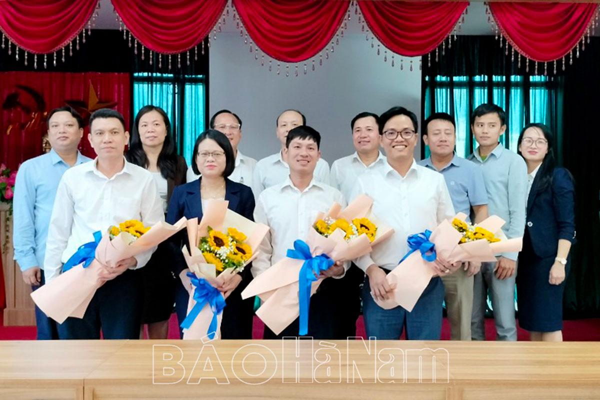 Chi bộ Công ty cổ phần Tài nguyên và môi trường Hà Nam kết nạp 4 đảng viên mới