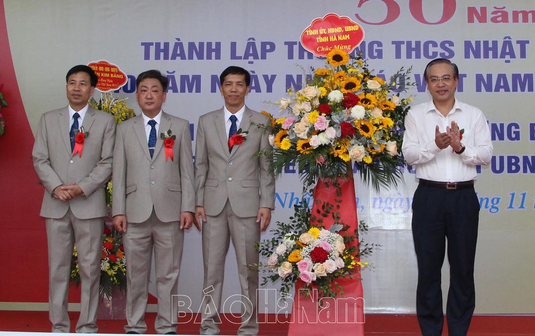 Các đồng chí lãnh đạo tỉnh thăm, chúc mừng các cơ sở giáo dục nhân Kỷ niệm 40 năm Ngày Nhà giáo Việt Nam