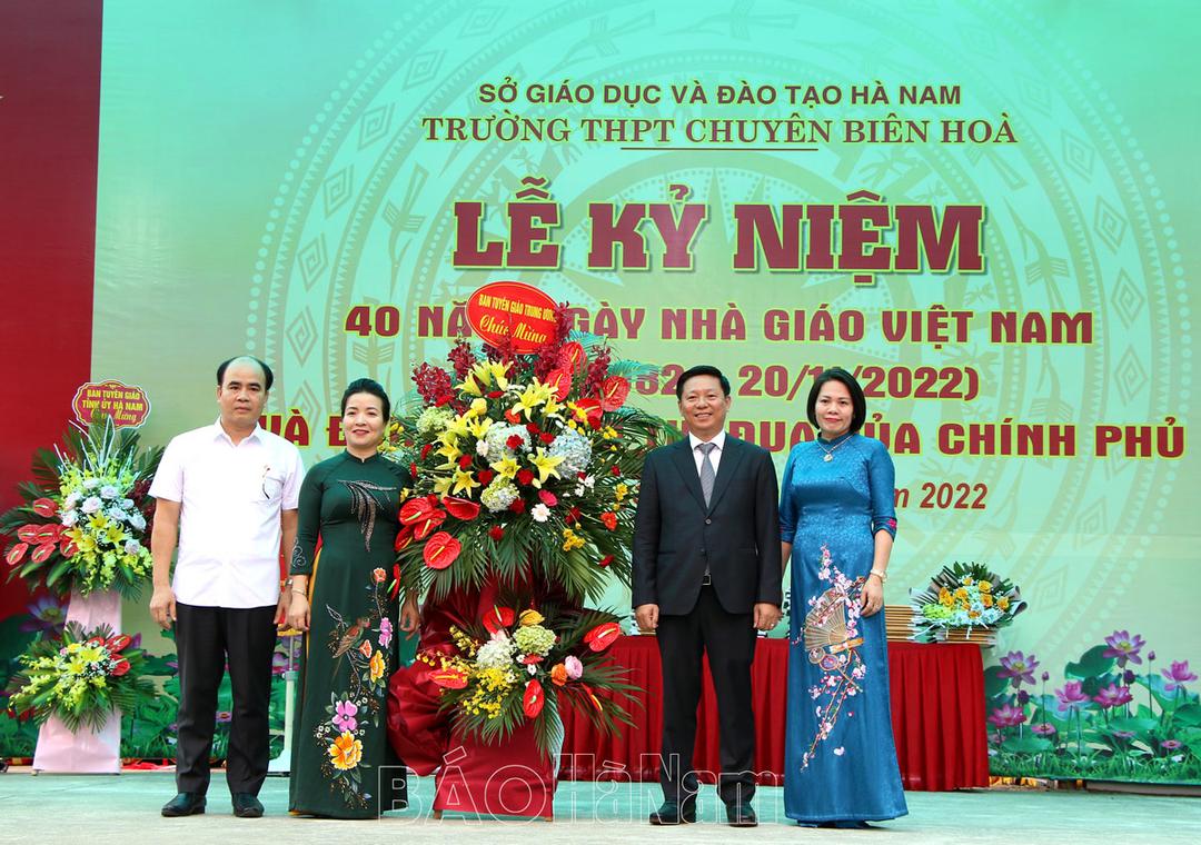 Phó trưởng Ban Tuyên giáo Trung ương Trần Thanh Lâm chúc mừng ngày Nhà giáo Việt Nam tại trường THPT Chuyên Biên Hòa