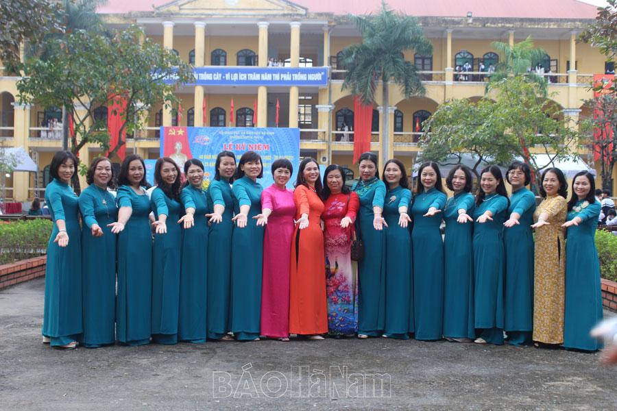 Thầy cô và bạn bè ngày gặp lại