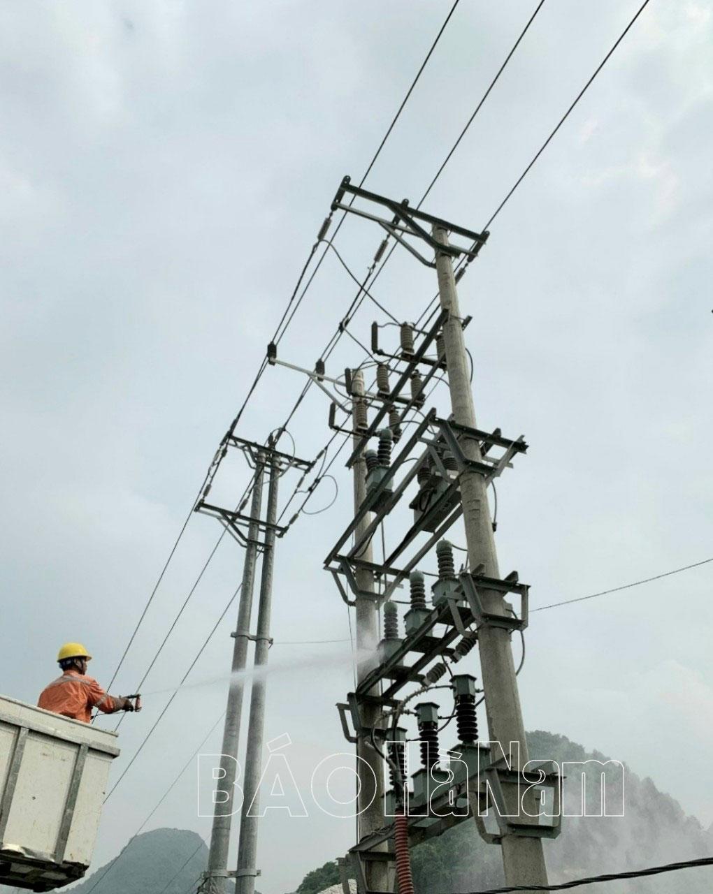 Điện Lực Thanh Liêm áp dụng công nghệ vệ sinh cách điện bằng nước áp lực cao