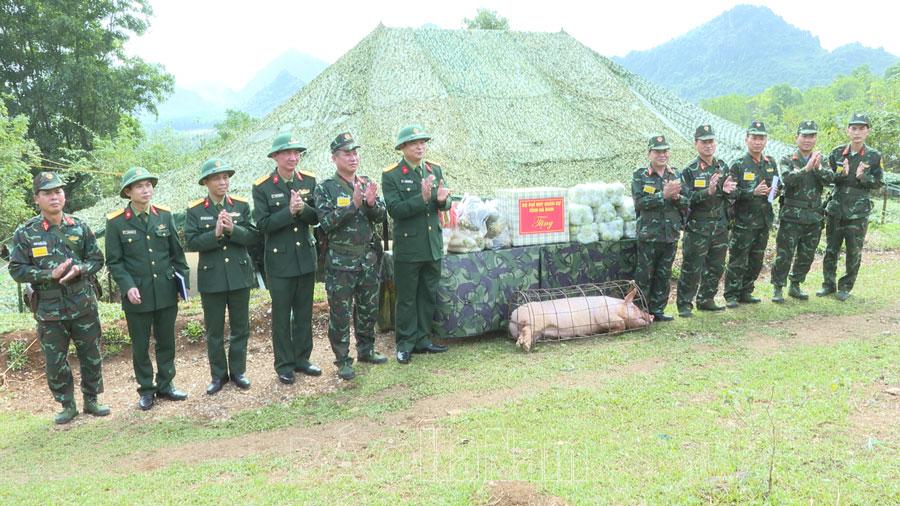 Thăm, tặng quà Sư đoàn 350 đang thực hiện nhiệm vụ diễn tập tại địa phương