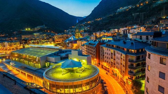 Quốc gia ít người biết, rất giàu nhưng không có sân bay và đồng tiền riêng