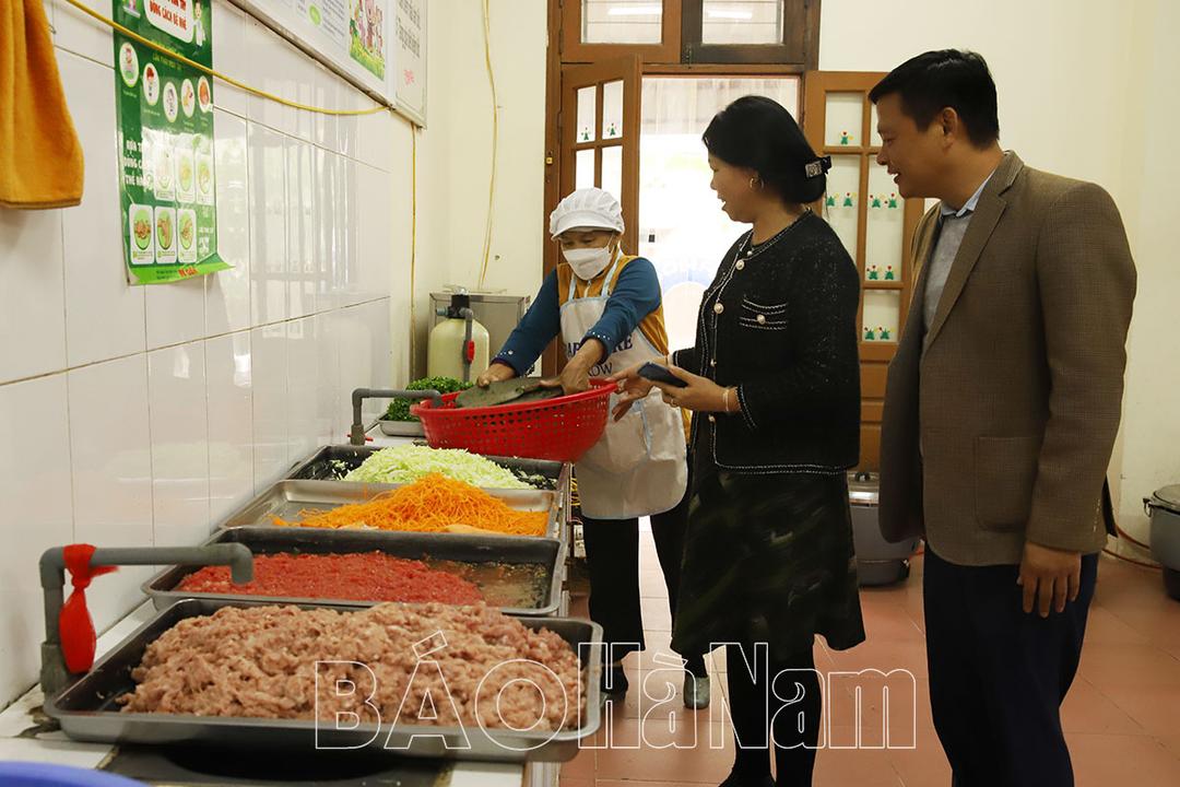 Kiểm tra đột xuất về an toàn thực phẩm tại bếp ăn tập thể ở Trường mầm non Châu Giang