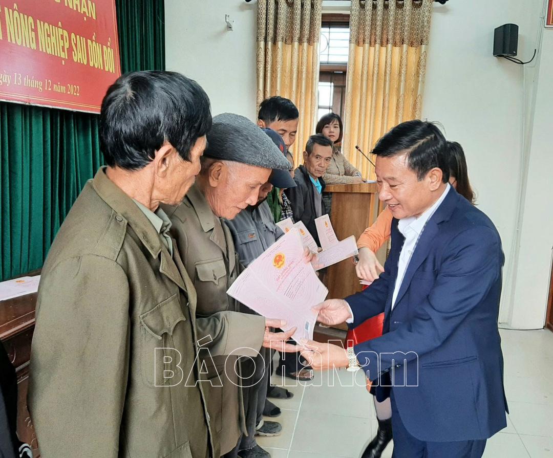 Bình Lục tổ chức trao Giấy CNQSDĐNN sau dồn đổi cho các hộ dân 2 xã An Nội và An Lão