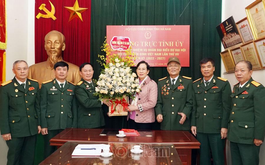 Đồng chí Bí thư Tỉnh ủy Lê Thị Thủy gặp mặt Đoàn đại biểu dự Đại hội Hội Cựu chiến binh Việt Nam lần thứ VII