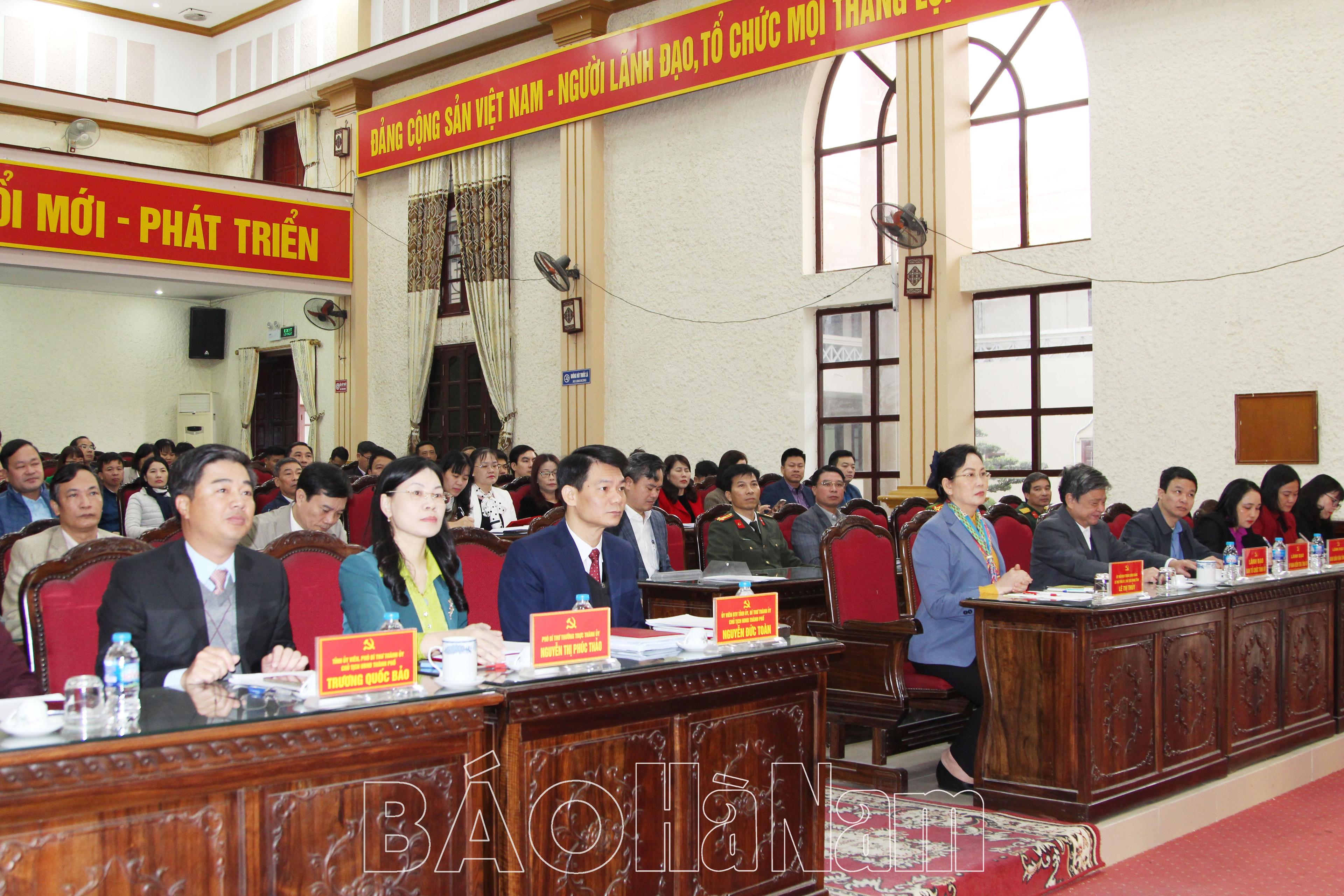 Đồng chí Bí thư Tỉnh ủy Lê Thị Thủy dự hội nghị tổng kết công tác xây dựng Đảng và tham quan mô hình trồng hoa công nghệ cao ở Phủ Lý