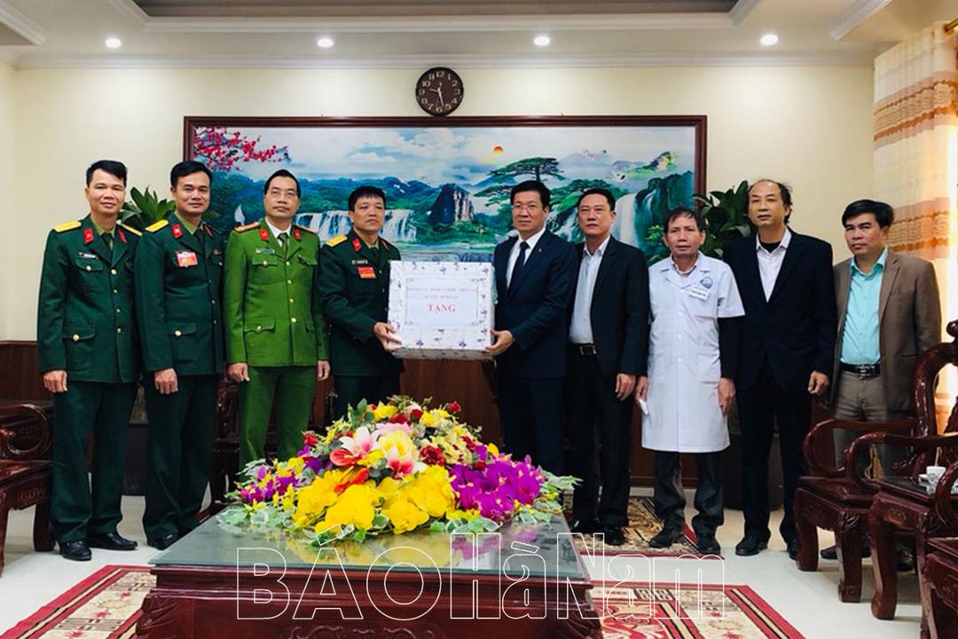 Bí thư Huyện ủy Bình Lục thăm, tặng quà động viên Hội đồng NVQS huyện và thanh niên khám tuyển NVQS