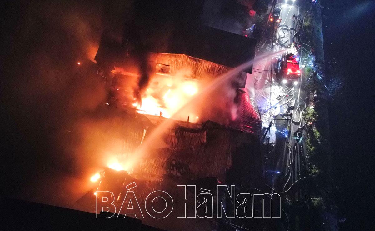 Cháy lớn trong đêm tại nhà xưởng ở xã Đồng Hóa