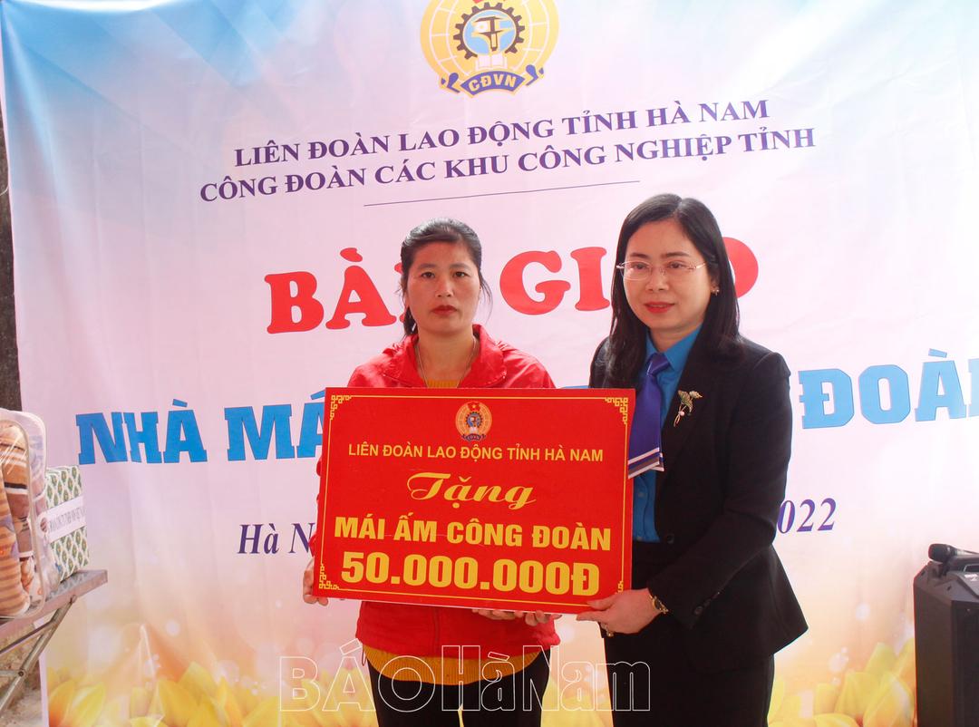 Công đoàn các KCN tỉnh trao nhà “Mái ấm Công đoàn” cho công nhân Công ty TNHH NMS Việt Nam